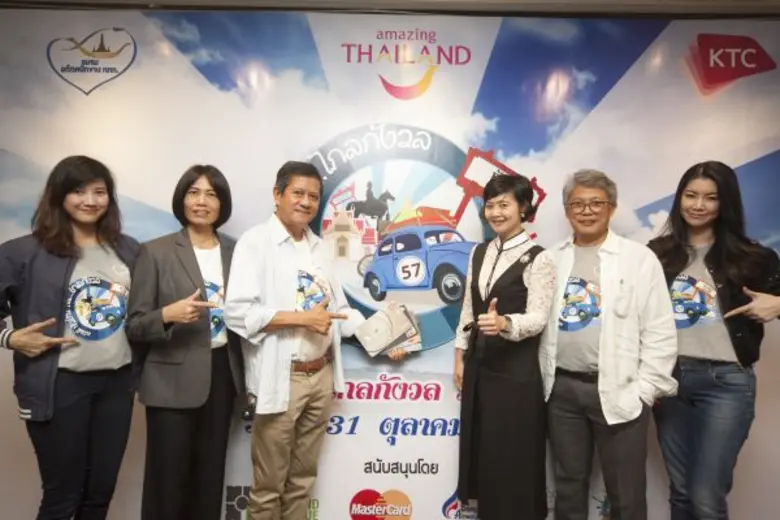 นางสาวเจนจิต ลัดพลี (กลางขวา) ผู้อำนวยการ การตลาดเพ...