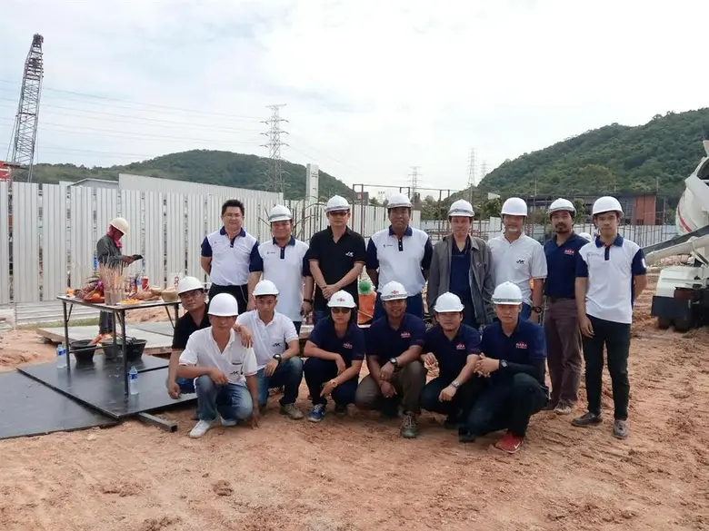 คุณชัยวัฒน์ จักรแต๋ กรรมการบริหาร (ยืน ที...