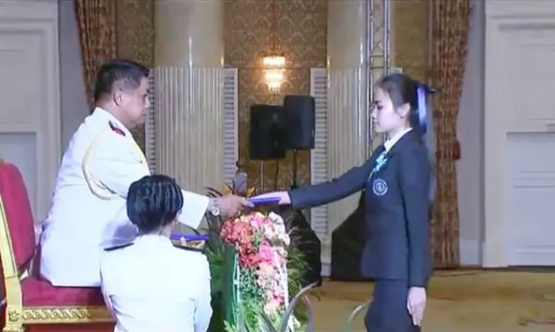 นางสาวหงษ์หยก สีใส นักศึกษาชั้นปีที่ 3 คณ...