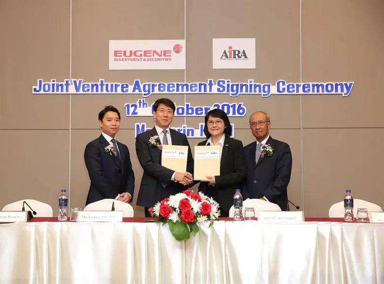 คุณนลินี งามเศรษฐมาศ (กลางขวา) ประธานเจ้า...