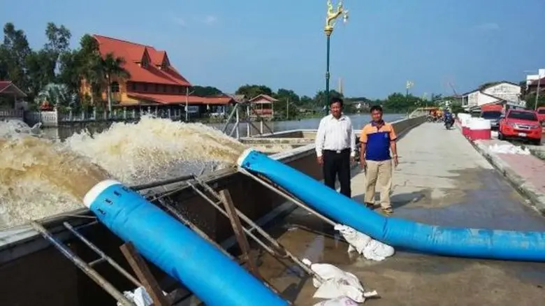 ผู้อำนวยการศูนย์ ปภ.เขต 1 ปทุมธานี ลงพื้นที่ติดตามการปฏิบัติงานระบายน้ำท่วมขัง พื้นที่อำเภอเสนา จังหวัดพระนครศรีอยุธยา