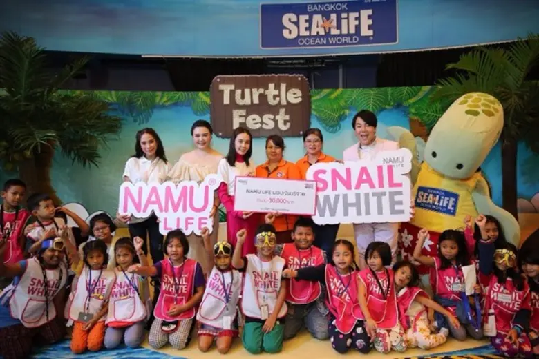 คุณเสาวคนธ์ พรพัฒนารักษ์ (ที่ 3 จากซ้าย) ...