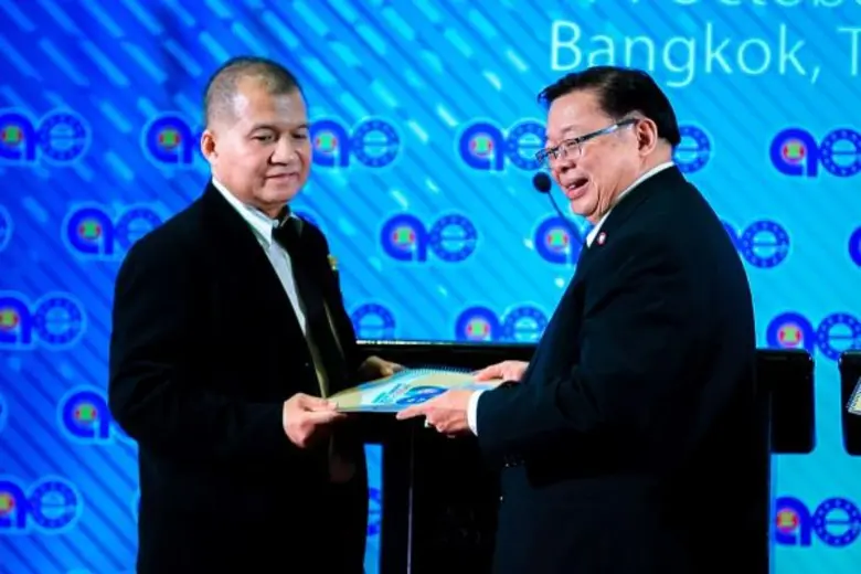 นายวีระศักดิ์ ฟูตระกูล ผู้ช่วยรัฐมนตรีประ...