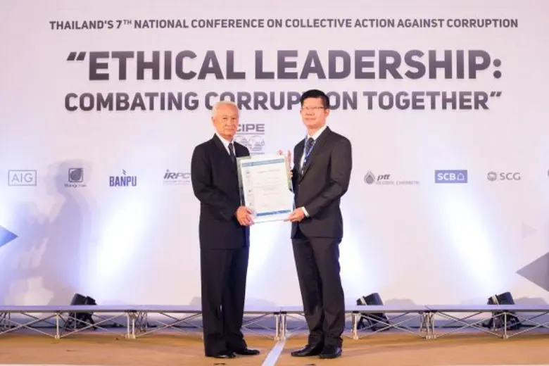 คุณบุญชัย สุวรรณวุฒิวัฒน์ (ขวา) ประธานเจ้...