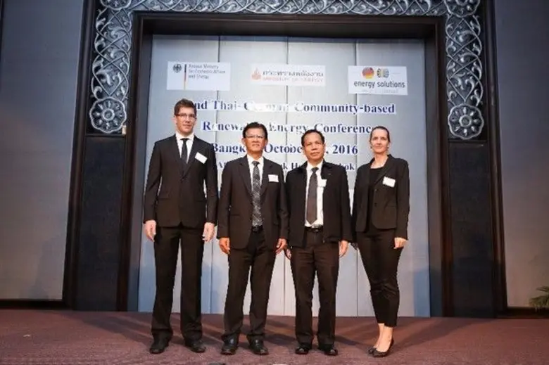 จากซ้าย: นายโทมัส โครเมทซ์กา ผู้อำนวยการโ...