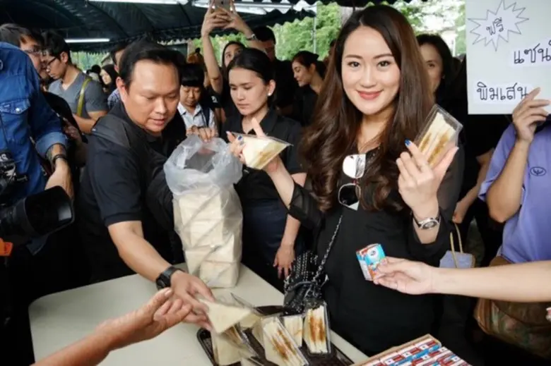 คุณอิ๊งค์-แพทองธาร อาสาแจกขนม-นม-พิมเสนแก้วิงเวียน ให้ประชาชนที่มาร่วมถวายความอาลัยพ่อหลวง