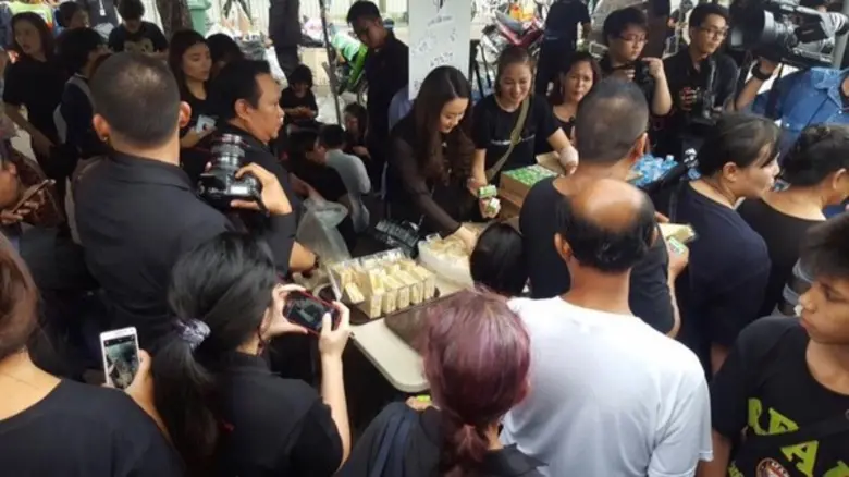 คุณอิ๊งค์-แพทองธาร อาสาแจกขนม-นม-พิมเสนแก้วิงเวียน ให้ประชาชนที่มาร่วมถวายความอาลัยพ่อหลวง