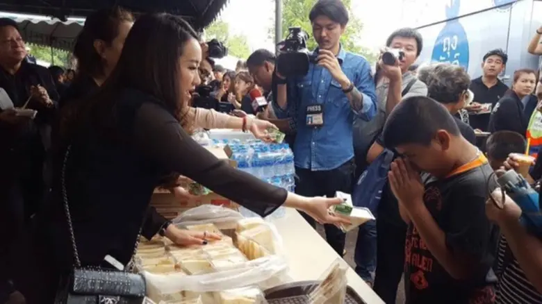 คุณอิ๊งค์-แพทองธาร อาสาแจกขนม-นม-พิมเสนแก้วิงเวียน ให้ประชาชนที่มาร่วมถวายความอาลัยพ่อหลวง