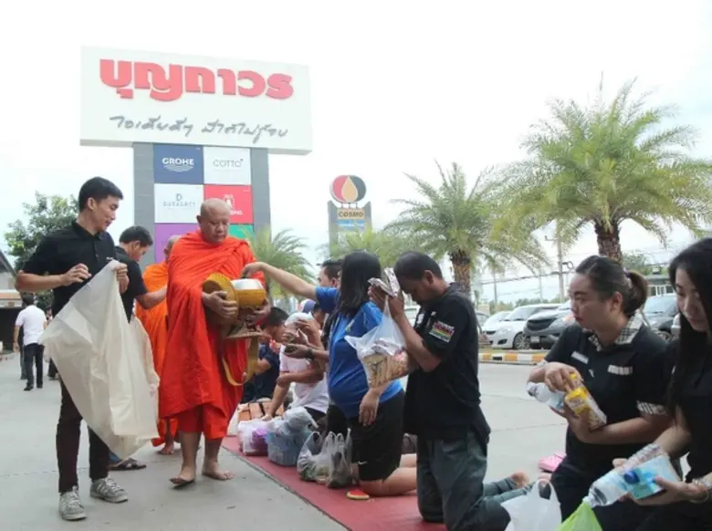 บุญถาวร เชียงใหม่ จัดพิธีทำบุญตักบาตร เพื่อถวายเป็นพระราชกุศลแด่ พระบาทสมเด็จพระปรมินทรมหาภูมิพลอดุลยเดช