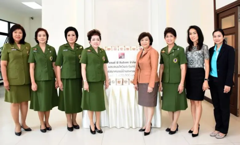 เกษสุดา ไรวา (ที่สี่จากขวา) กรรมการผู้จัด...