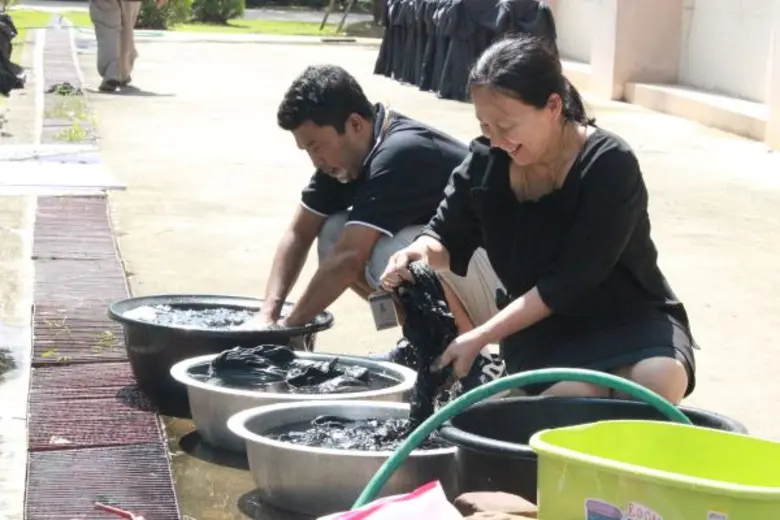 สถานอารยธรรมศึกษา โขง-สาละวิน ม.นเรศวร จัดโครงการ“หล่อหลอมดวงใจใส่ผืนผ้า” ถ่ายทอดองค์ความรู้การย้อมผ้า ตามหลักปรัชญาเศรษฐกิจพอเพียง