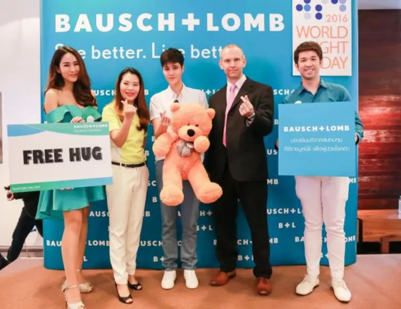 เบนจามิน แฮร์รี่ เฮซเคท (ที่ 2 จากขวา) กร...