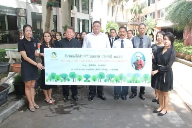 ชาว กยท. รวมใจ ร่วมรักษาต้นไม้ ถวายเป็นราชสักการะแด่สมเด็จย่า ในโอกาสวันรักต้นไม้ประจำปีของชาติ ประจำปี 2559