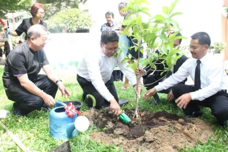 ชาว กยท. รวมใจ ร่วมรักษาต้นไม้ ถวายเป็นราชสักการะแด่สมเด็จย่า ในโอกาสวันรักต้นไม้ประจำปีของชาติ ประจำปี 2559