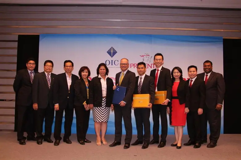 มร. สตีฟ บิคเคิล (คนที่ 6 จากขวา) ประธานเ...