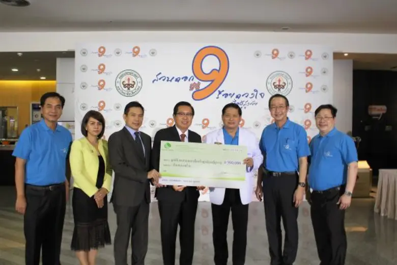 นายแพทย์ดำรงค์ เลาหะพรสวรรค์ (คนกลาง) กรร...