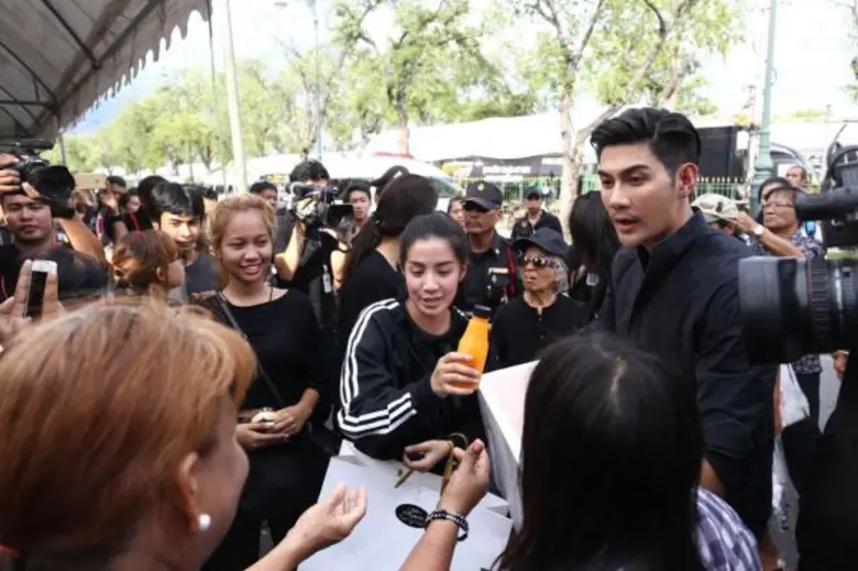 “ใบเตย-มด” นำทีม แจกริบบิ้นดำ ขนม น้ำ ให้ประชาชนทำดีถวายพ่อหลวง