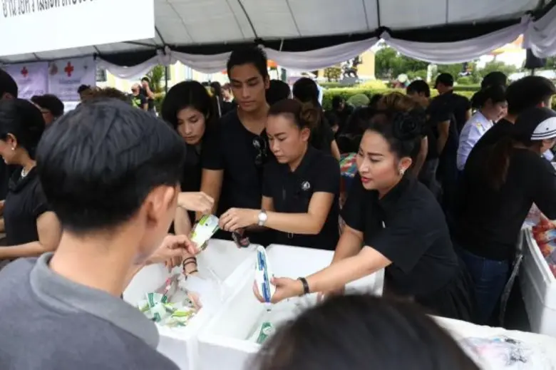 “ใบเตย-มด” นำทีม แจกริบบิ้นดำ ขนม น้ำ ให้ประชาชนทำดีถวายพ่อหลวง