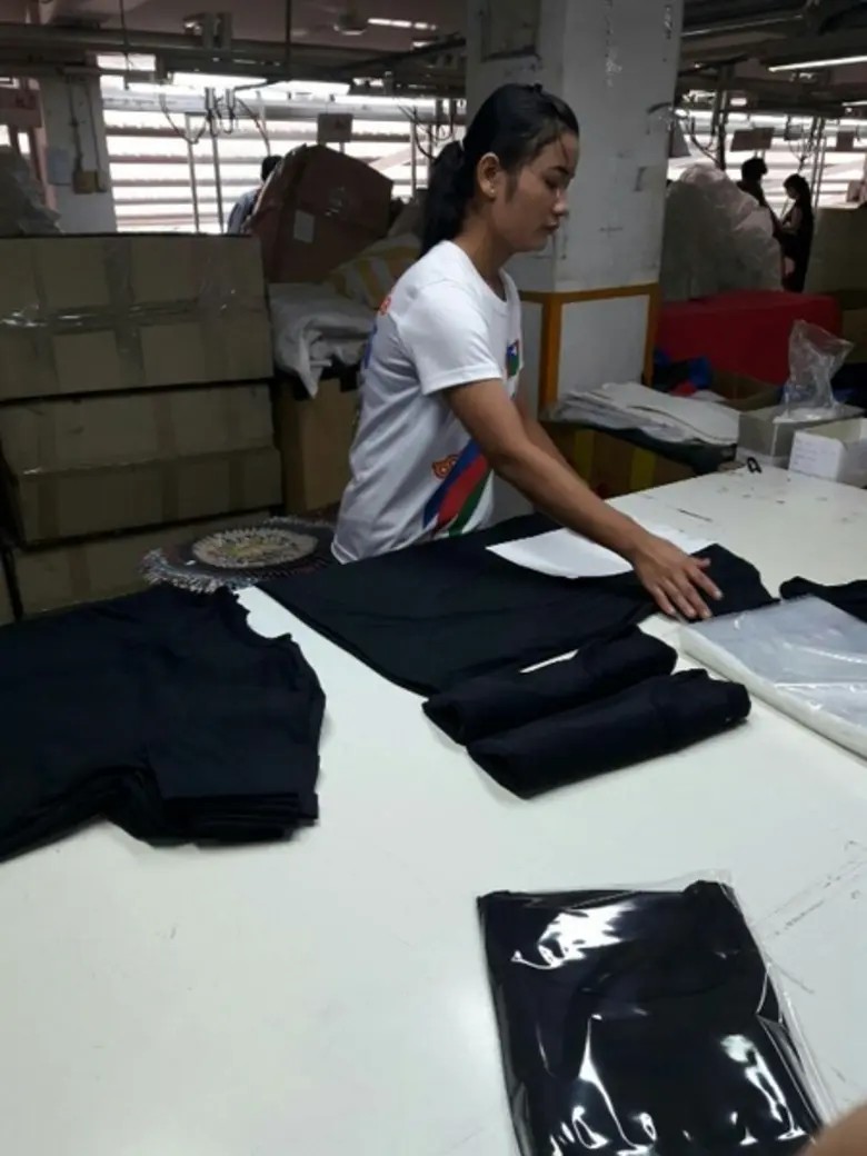 เทสโก้ โลตัส แจกเสื้อยืดสีดำ 55,000 ตัว 109 สาขาทั่วประเทศ ให้ลูกค้าและประชาชนสวมใส่เพื่อแสดงความไว้อาลัย