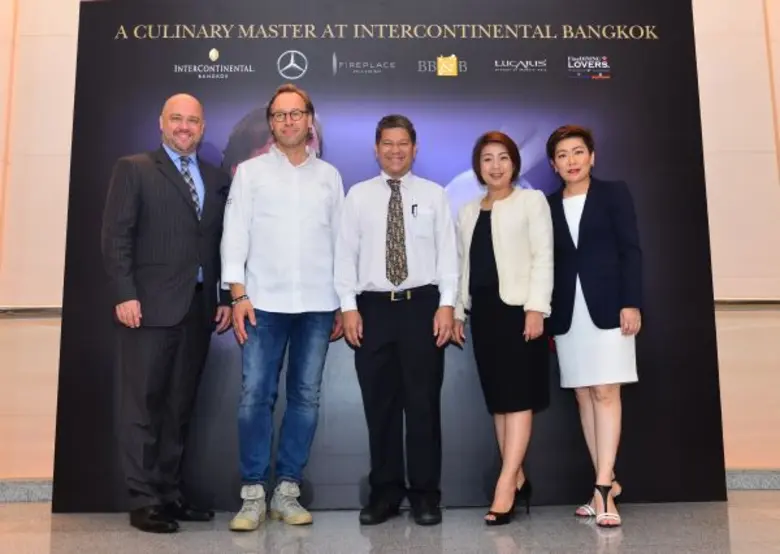 ปัทมา โยชิมุระ (ที่ 2 จากขวา) ผู้จัดการโร...