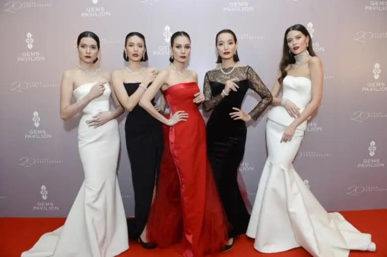 20 ปี เจมส์ พาวิลเลี่ยน ฉลองเปิดแฟล็กชิพ บูติคพร้อมอวดโฉม “The Iconic” คอลเลคชั่นใหม่  ที่สุดแห่งความประทับใจผู้หลงใหลประกายความงามจิวเวลรี่