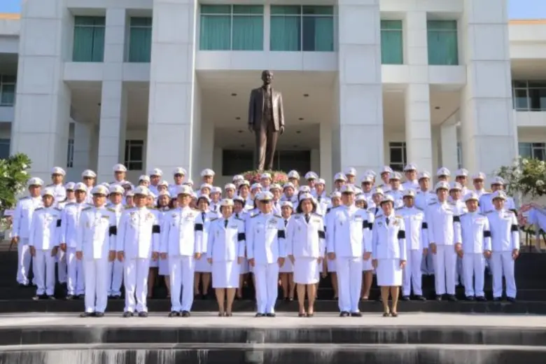 ประธานกรรมการ ป.ป.ช. นำกรรมการ ป.ป.ช. ผู้บริหาร และข้าราชการ - เจ้าหน้าที่ สำนักงาน ป.ป.ช. วางพวงมาลาหน้าพระบรมราชานุสาวรีย์ พระบาทสมเด็จพระจุลจอมเกล้าเจ้าอยู่หัว รัชกาลที่ 5