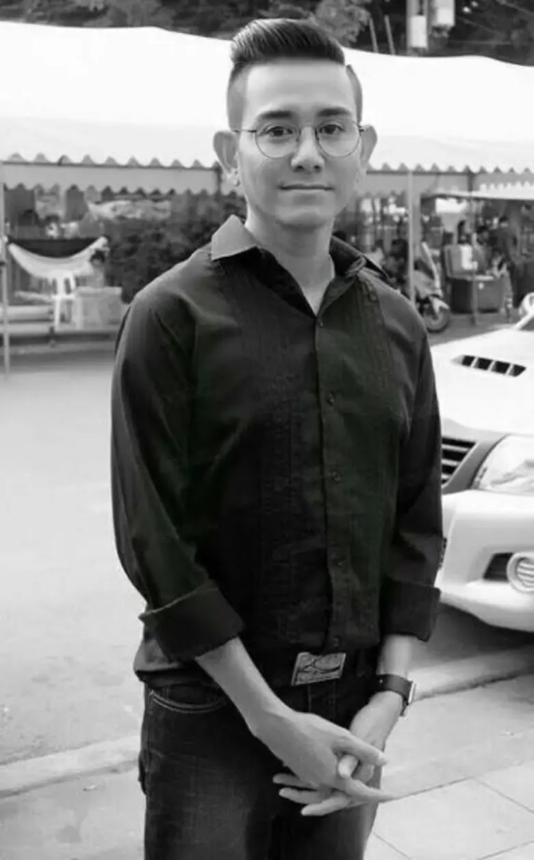 เป็นพระเอกลิเกขวัญใจแม่ยกที่รักศิลปะการแส...