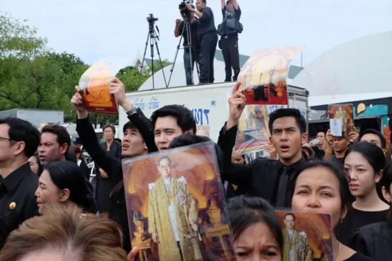 ผู้ประกาศ ผู้จัดละคร และดารานักแสดง ช่อง3 ร่วมร้องเพลง "สรรเสริญพระบารมี" พร้อมวงออร์เคสตรา ช่วงกลางวัน วันที่ 22 ต.ค. 2559