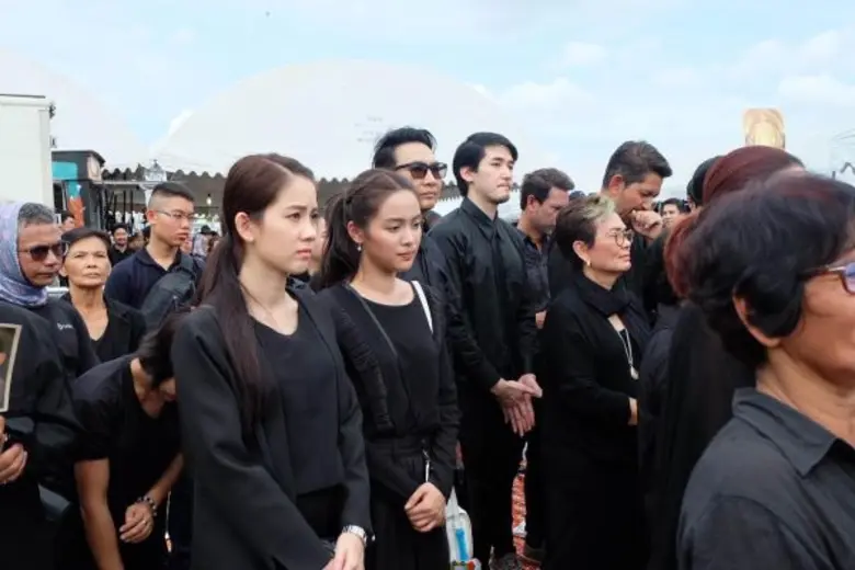 ผู้ประกาศ ผู้จัดละคร และดารานักแสดง ช่อง3 ร่วมร้องเพลง "สรรเสริญพระบารมี" พร้อมวงออร์เคสตรา ช่วงกลางวัน วันที่ 22 ต.ค. 2559