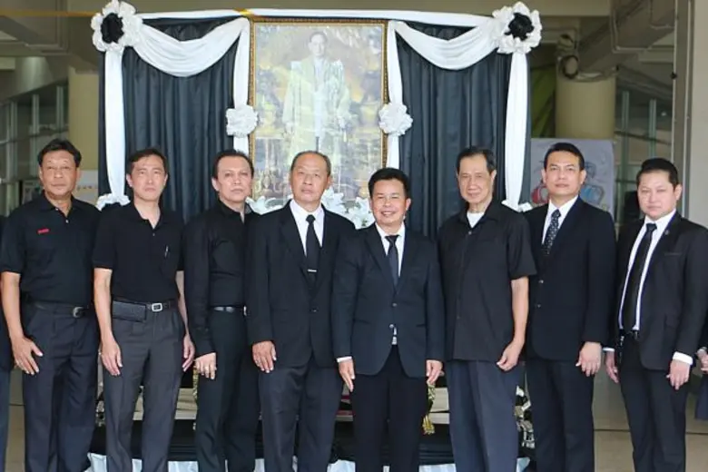 ด้วยสำนึกในพระมหากรุณาธิคุณของพระบาทสมเด็...