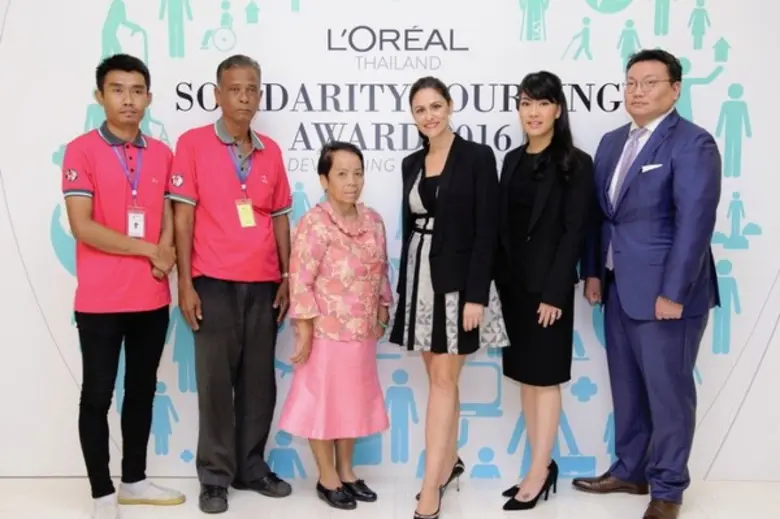 นางนาตาลี เกอร์ชไตน์ เคอโรดี (ที่ 4 จากซ้...