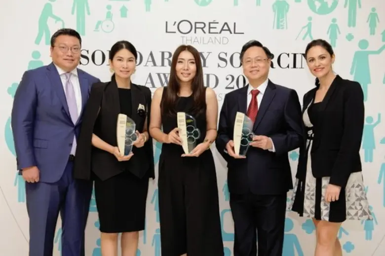 นางนาตาลี เกอร์ชไตน์ เคอโรดี (ขวาสุด) กรร...