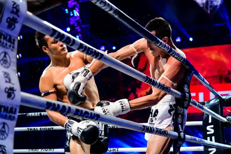 อีซูซุแสดงความยินดีกับ 2 นักมวยไทย “ป.ต.ท. เพชรรุ่งเรือง” และ “เต็งหนึ่ง ศิษย์เจ๊สายรุ้ง” คว้าชัยบนสังเวียนง้อไบ๊ ใน “THAI FIGHT 2016” รอบแรก ที่ประเทศจีน