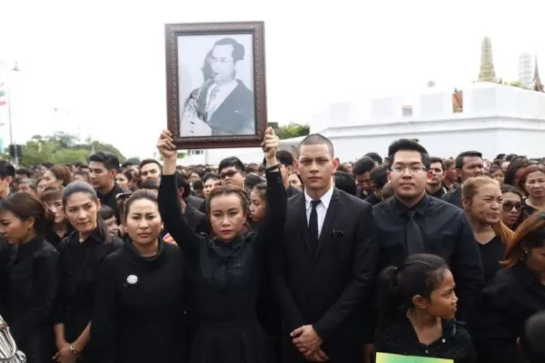 ศิลปินอาร์เอส-ช่อง 8 รวมพลังร้องเพลง "สรรเสริญพระบารมี" น้อมรำลึกและร่วมถวายความอาลัย พ่อของแผ่นดิน