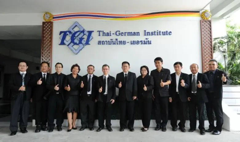 ดร.สมชาย หาญหิรัญ (ที่ 7 จากซ้าย) ปลัดกระ...