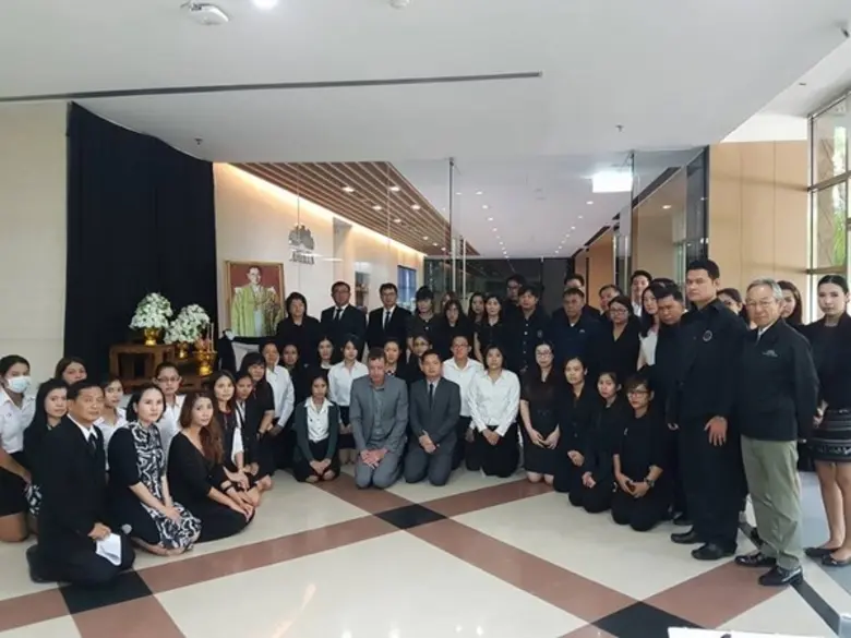 ปวงข้าพระพุทธเจ้า คณะผู้บริหาร และพนักงาน...