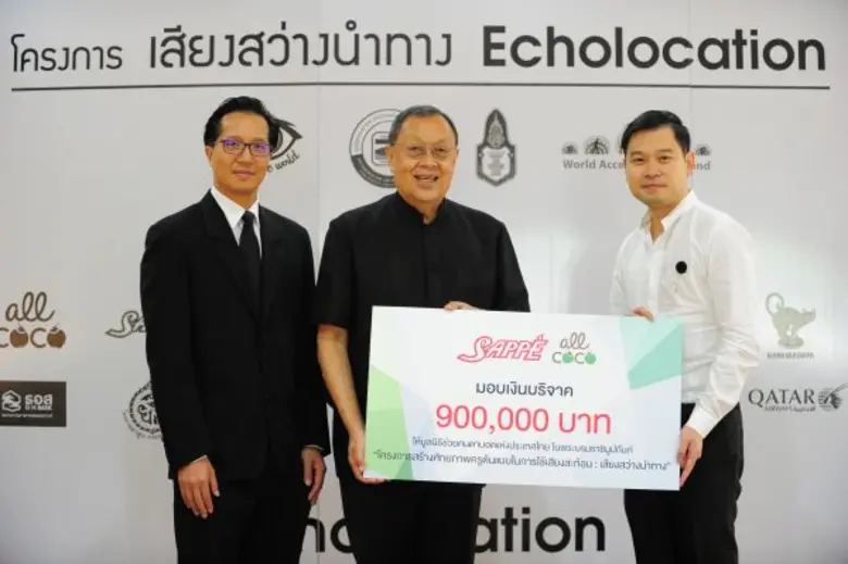 นายอานุภาพ รักอริยะพงศ์ (ขวา) ประธานเจ้าห...