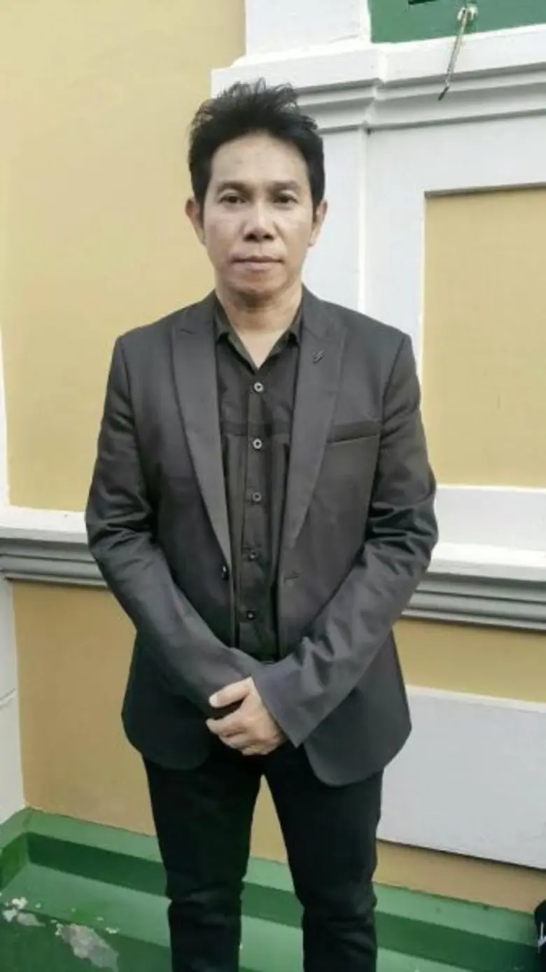 หนู มิเตอร์ อาร์สยาม ร่ายบทกลอนถวายความอาลัย พร้อมบรรเลงจะเข้สากล เพลงพระราชนิพนธ์ แสงเทียน