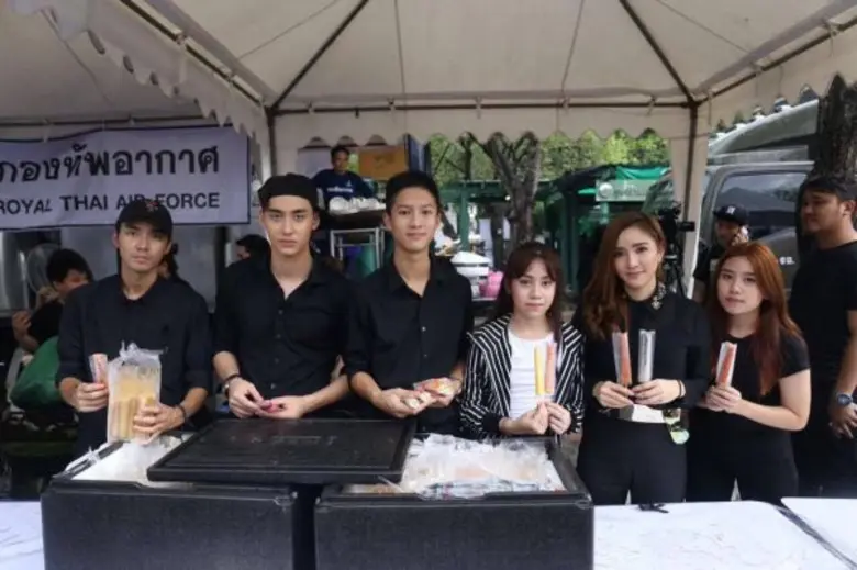 อาร์เอส ส่ง กามิกาเซ่ “ แต้งกิ้ว-พาร์ท” นำทีม แจกขนม ยาดม เก็บขยะสนามหลวง