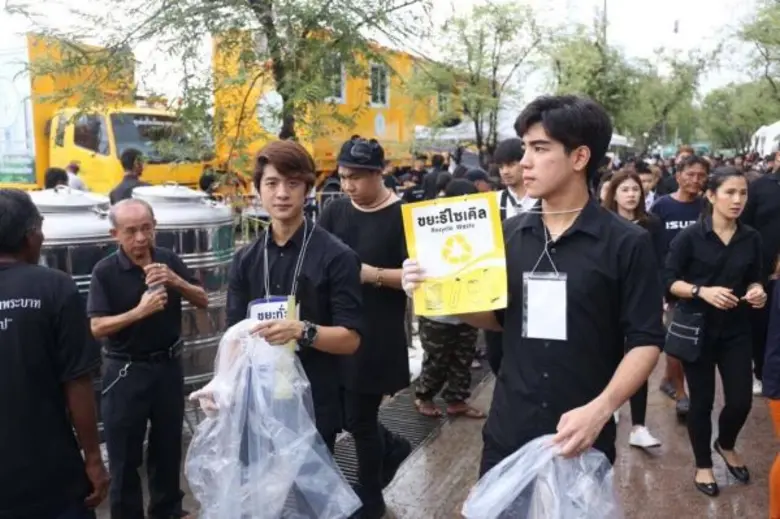 อาร์เอส ส่ง กามิกาเซ่ “ แต้งกิ้ว-พาร์ท” นำทีม แจกขนม ยาดม เก็บขยะสนามหลวง