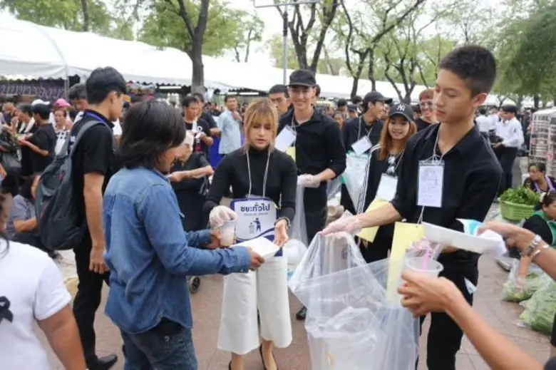 อาร์เอส ส่ง กามิกาเซ่ “ แต้งกิ้ว-พาร์ท” นำทีม แจกขนม ยาดม เก็บขยะสนามหลวง