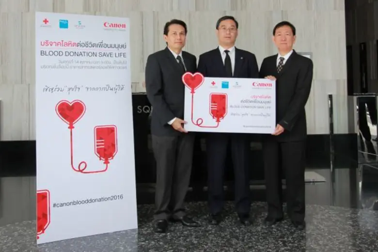 มร. ฮารุกิ เทราฮิระ (กลาง) ประธานบริษัทแล...