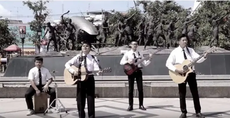 นักศึกษา ราชภัฏราชสีมา ถ่ายทอดบทเพลง “ทำดีเพื่อพ่อ” ถวายอาลัยพระผู้เสด็จสู่สวรรคาลัย