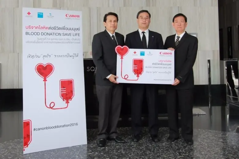 มร. ฮารุกิ เทราฮิระ (กลาง) ประธานบริษัทแล...