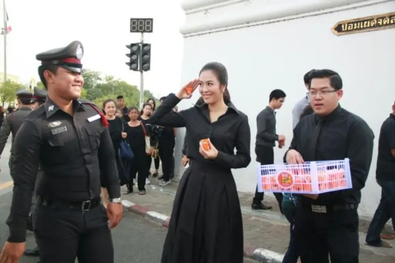 ช่อง8 ส่งดารา ผู้ประกาศข่าว อาสาแจก ยาหม่องยาดม สนามหลวง