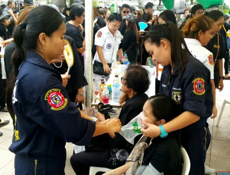 สพฉ.แนะ ประชาชนดูแลตนเองให้พร้อมก่อนเข้าสักการะพระบรมศพฯ เตือน พักผ่อนให้เพียงพอ ทานอาหารให้อิ่ม และไม่ใส่เสื้อผ้าที่รัดแน่นจนเกินไป
