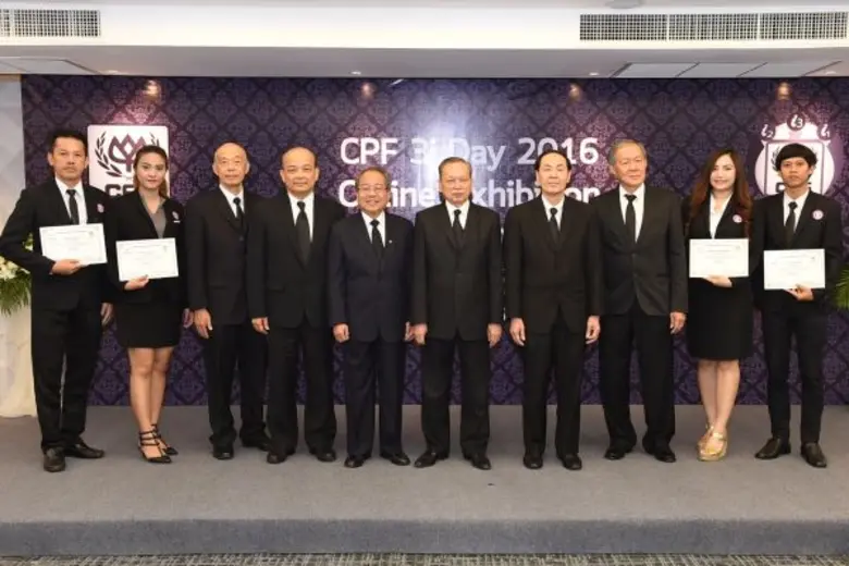 นายพงษ์ วิเศษไพฑูรย์ (ที่ 5 จากขวา) ประธา...