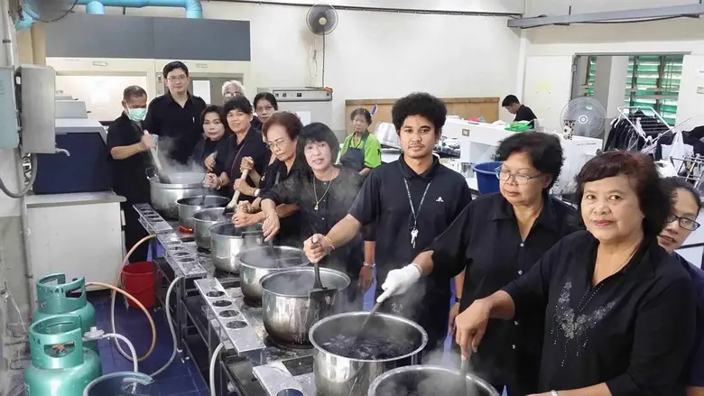 จิตอาสาวิศวกรรมสิ่งทอ มทร.ธัญบุรี ย้อมผ้าฟรี ถวายในหลวง