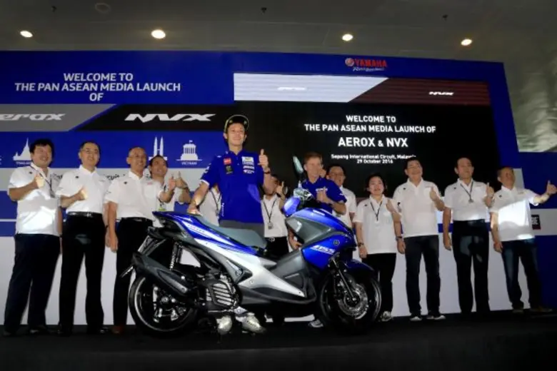 มร.ชิเงโอะ ฮายาคาวะ (คนที่ 2 จากขวา) ประธ...