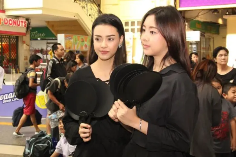 พีค - ภัทรศยา นำทีมนักแสดงช่อง 7 สี แจกริบบิ้นและพัดสีดำ ณ สถานีรถไฟหัวลำโพง เมื่อเช้าวันอาทิตย์ที่ 30 ตุลาคม 2559